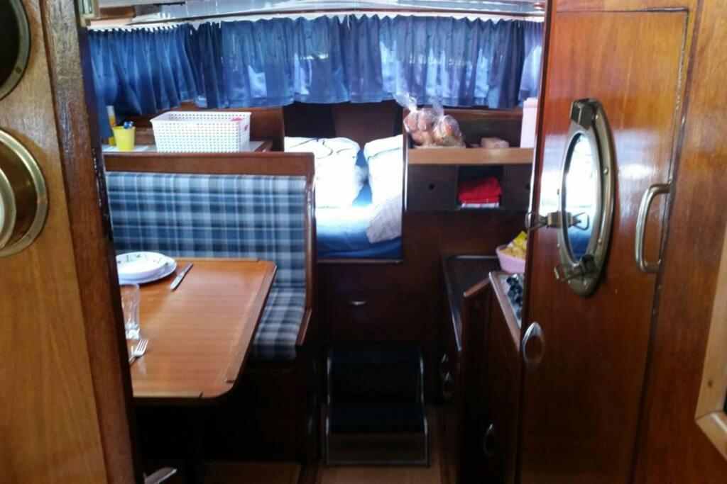 Boat Allemansfreon - Kamperen Op Het Water - Niet Om Mee Te Varen - Read Host Profile-Lees Hostprofiel Jutrijp Exterior foto