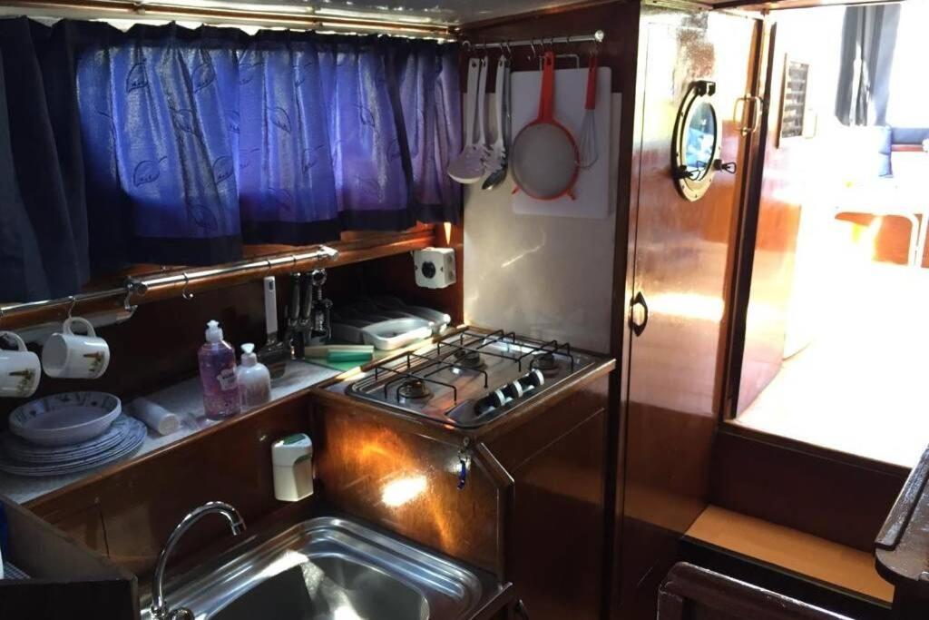 Boat Allemansfreon - Kamperen Op Het Water - Niet Om Mee Te Varen - Read Host Profile-Lees Hostprofiel Jutrijp Exterior foto